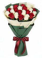 Букет Микс из красных и белых роз в Тетюшах