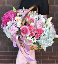 Композиция солнечный день в Тетюшах Цветочная композиция из Розы, Хризантемы, Пионы и Лизиантусы в корзине в Тетюшах