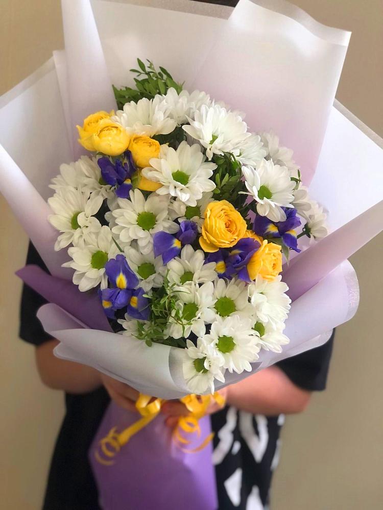 Букет цветов из: Ирисы, Хризантемы и Розы в Тетюшах