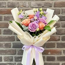 Букет цветов из:  Лизиантусы и Розы в Тетюшах