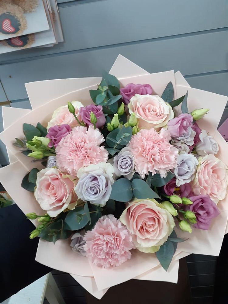 Букет цветов из: Розы, Гвоздики и Лизиантусы в Тетюшах